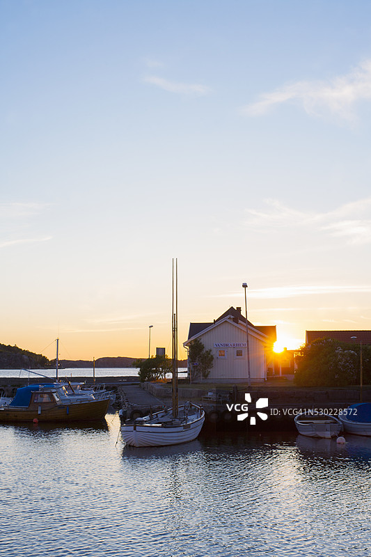 日落时分停泊的渔船，瑞典博胡斯兰，菲亚尔巴卡图片素材