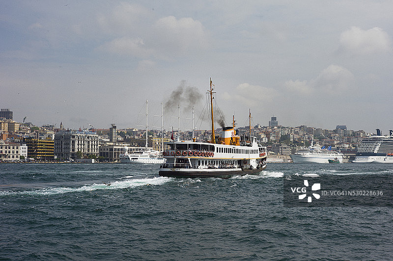 土耳其博斯普鲁斯海峡的船图片素材