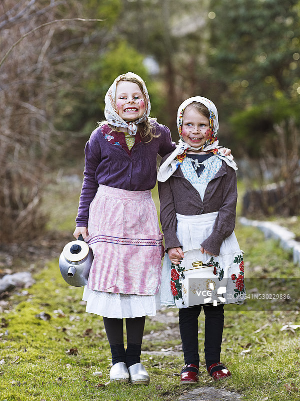 女孩装扮成复活节女巫图片素材