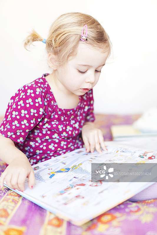 女孩阅读书图片素材