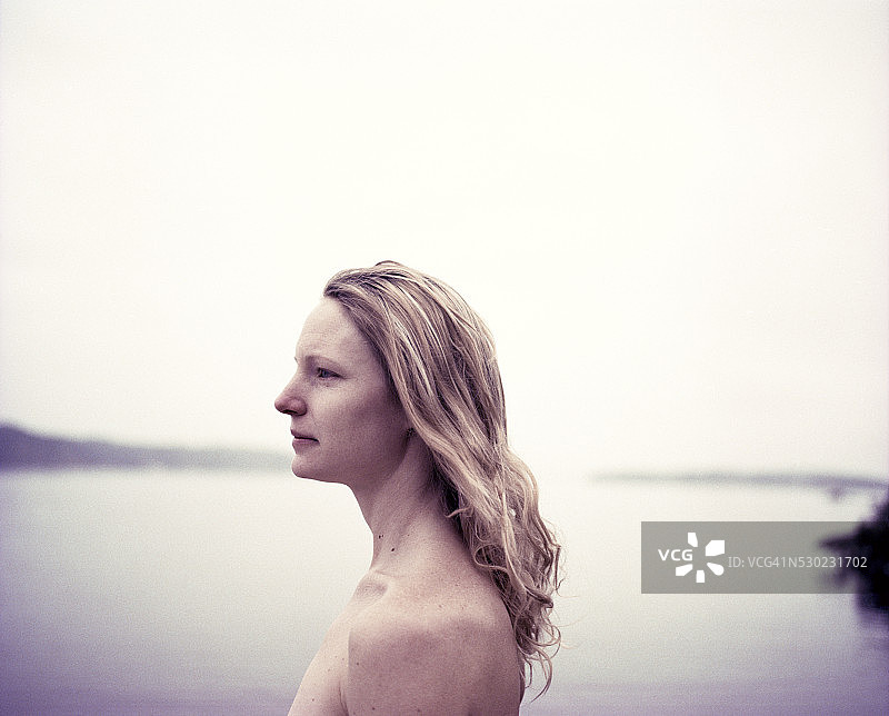 年轻的女子在瑞典看海图片素材
