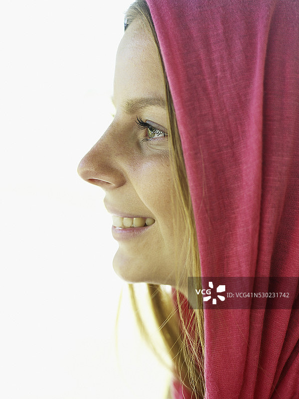 戴粉色披肩的年轻女人图片素材
