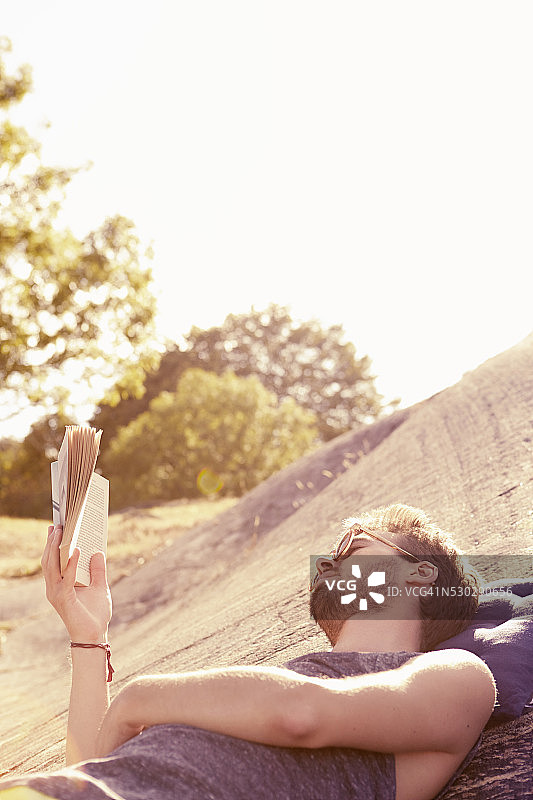 在码头上阅读的男人图片素材