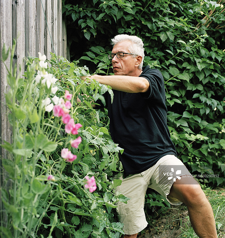 老年男人在花园里图片素材