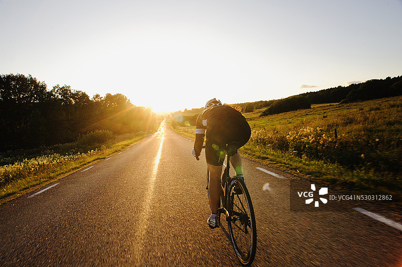 骑自行车的女人图片素材