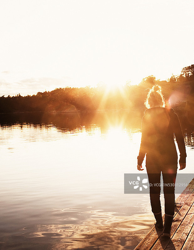 日落时分码头上的女孩图片素材