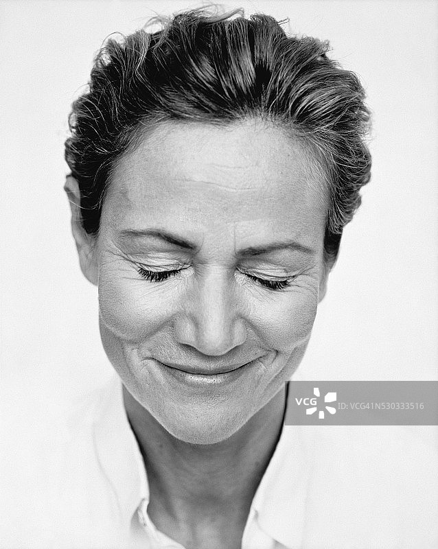 女士闭着眼睛微笑图片素材