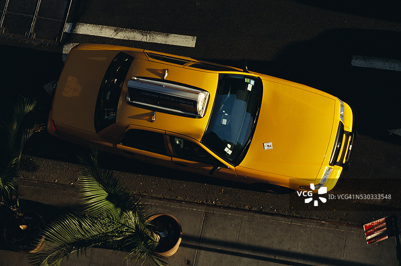 停在街道上的出租车图片素材