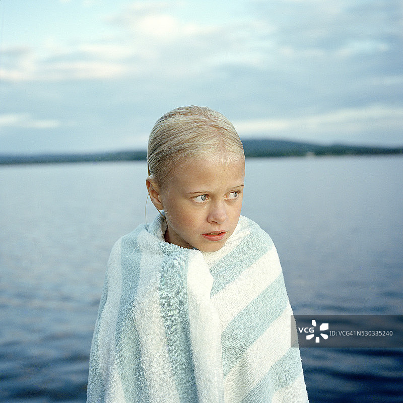 裹着毛巾的女孩肖像图片素材