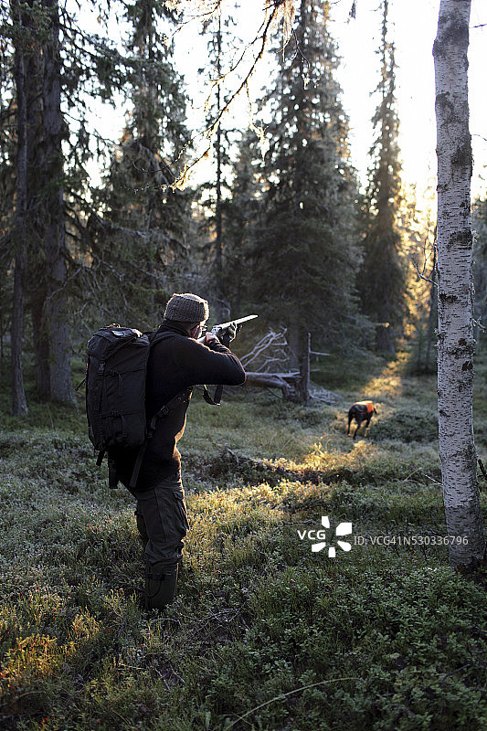 年轻人带狗打猎图片素材