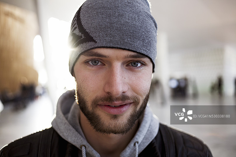 戴着挪威帽子的微笑男人肖像图片素材