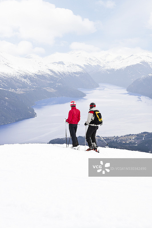 中年夫妇滑雪图片素材