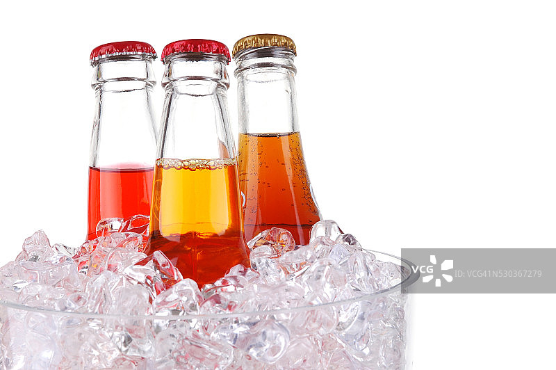 冰桶里的三瓶苏打水图片素材