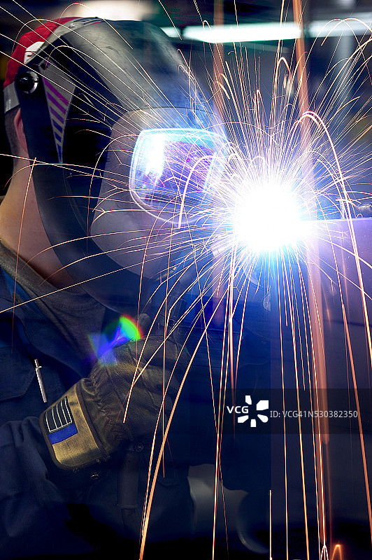 戴口罩的男人焊接钢铁图片素材