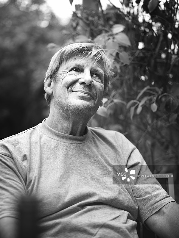 坐在花园里微笑的男人图片素材