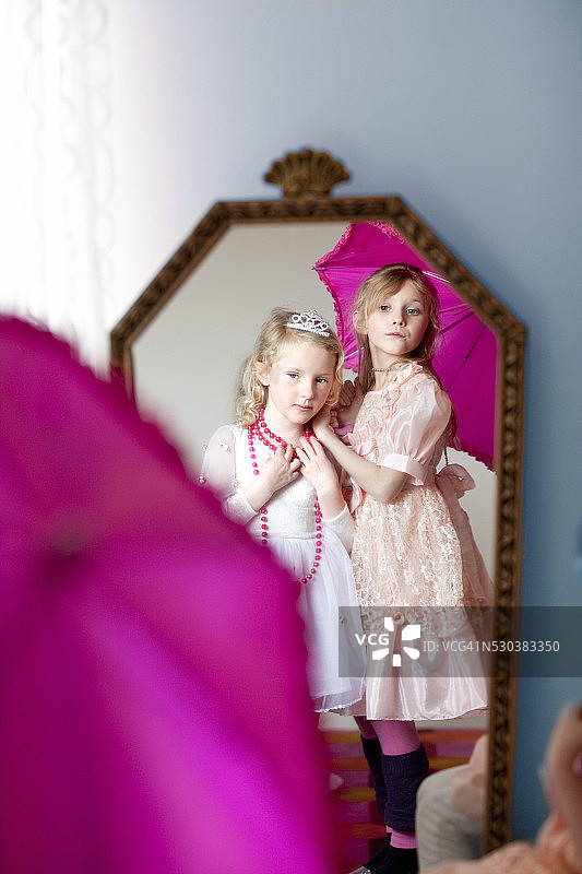 两个女孩优雅着装照镜子图片素材