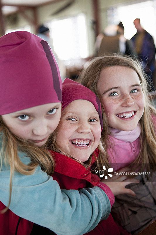 三个女孩微笑的肖像图片素材
