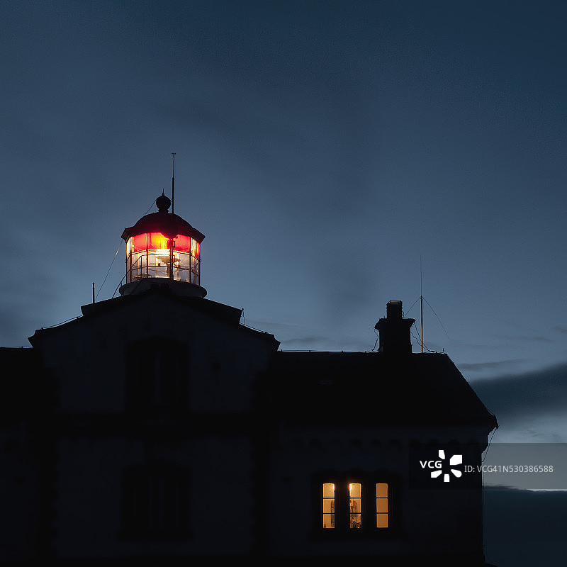 黄昏时分被照亮灯塔的低角度景观图片素材