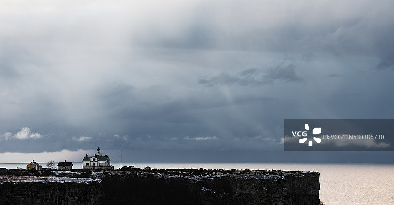 悬崖上的灯塔图片素材