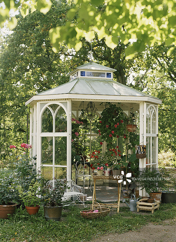 带有盆栽植物的凉亭图片素材