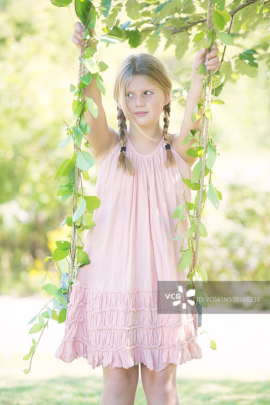 在荡秋千的女孩图片素材