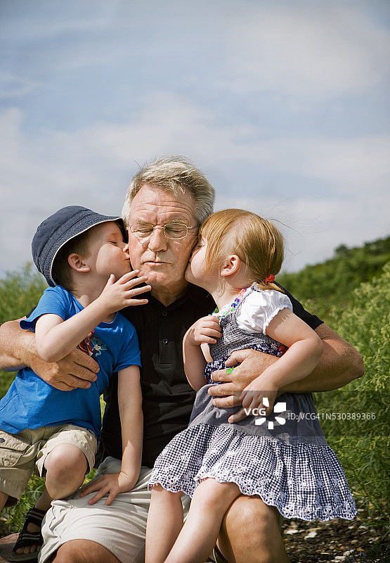 爷爷和孙子孙女在瑞典图片素材