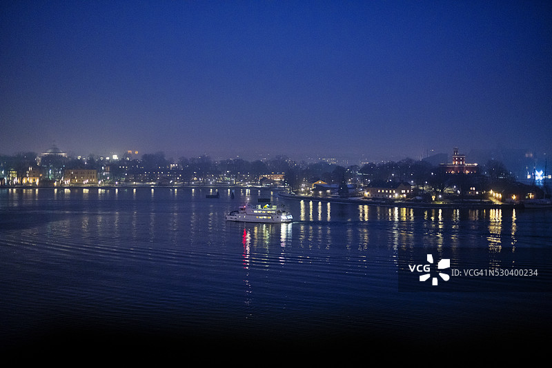 斯德哥尔摩，瑞典，斯凯普霍尔门的盐湖傍晚景色图片素材