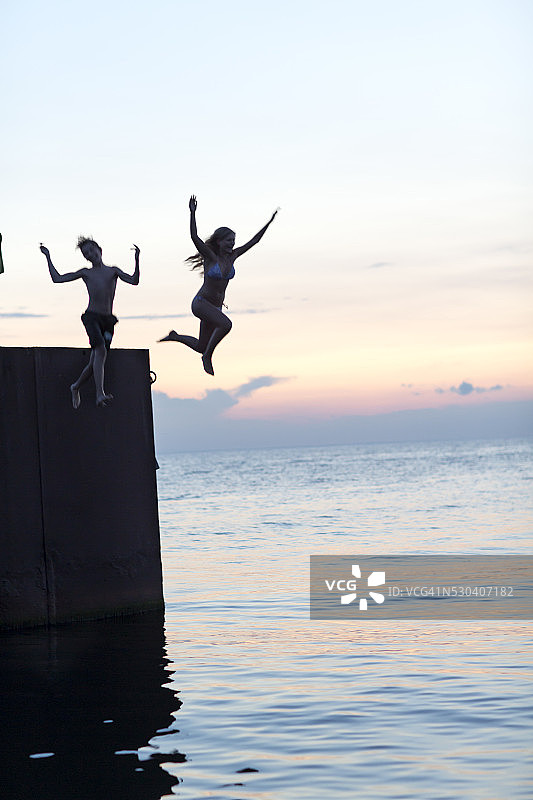 瑞典奥兰岛的青少年跳入海中图片素材