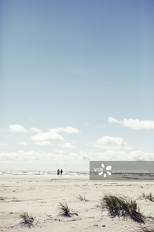 情侣在海滩漫步图片素材