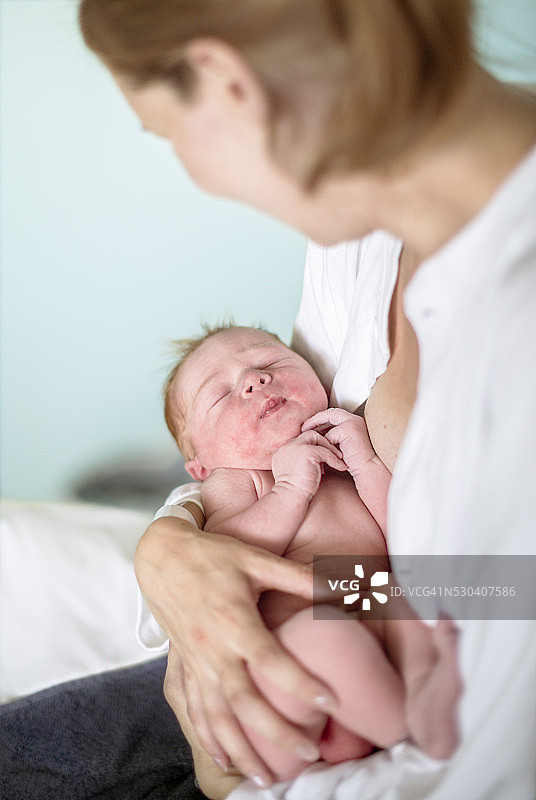 母亲和新生婴儿在医院的病床上，位于瑞典斯德哥尔摩丹德吕德图片素材