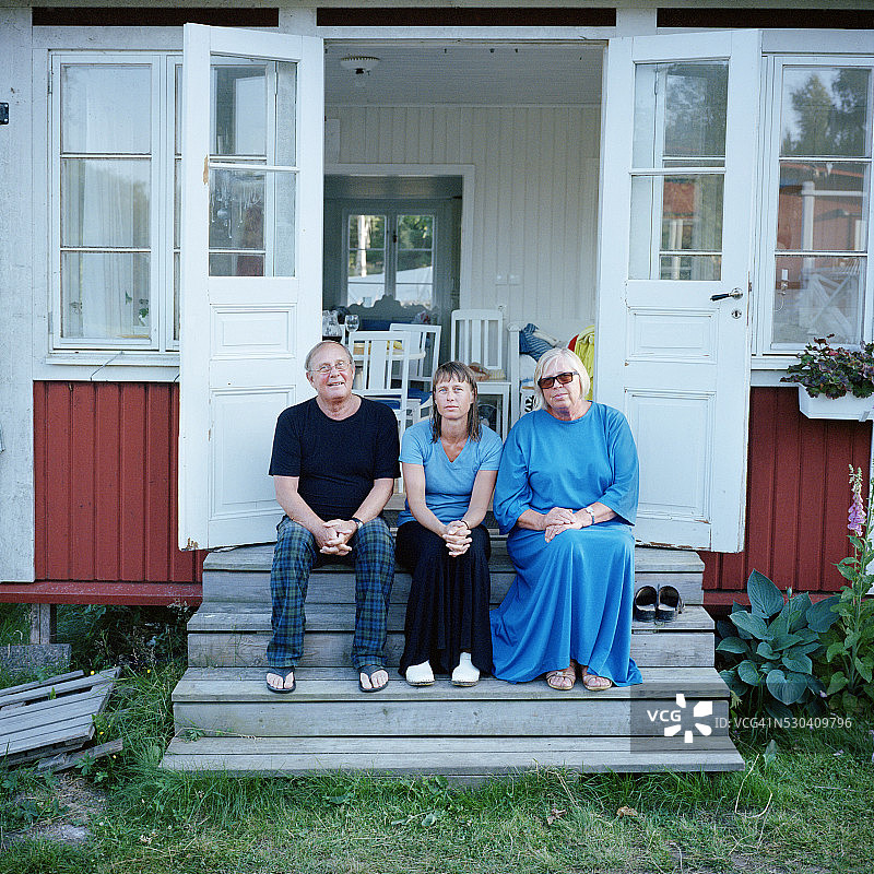 在瑞典的家门口与年迈的父母在一起的女人图片素材