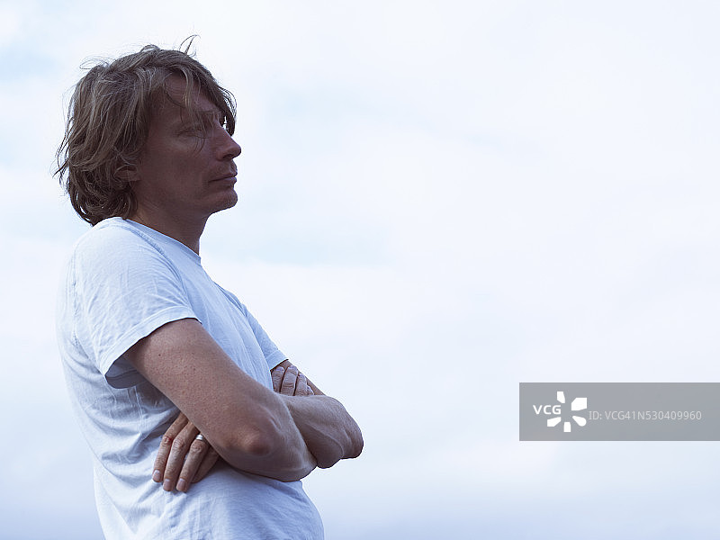 看向远方的中年男人，工作室拍摄图片素材