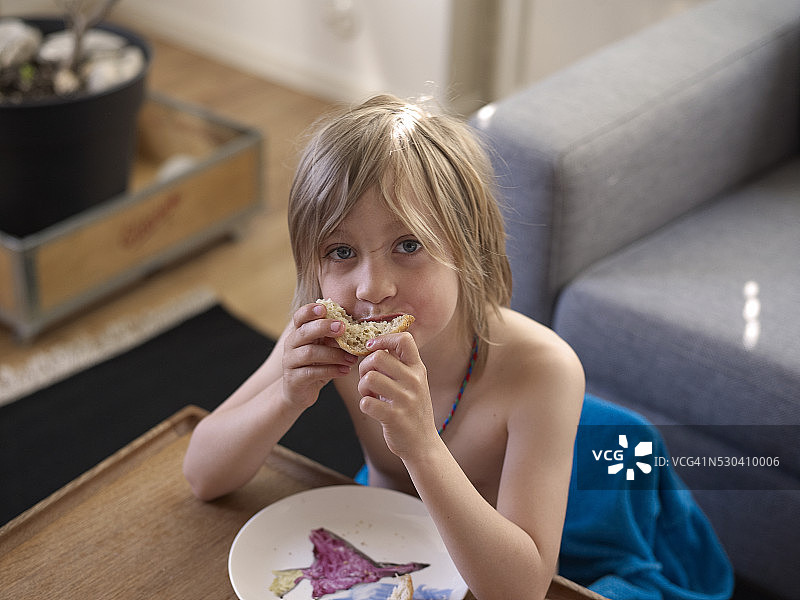 男孩吃三明治图片素材