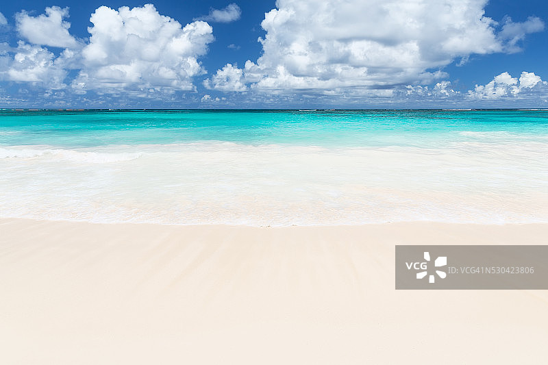 海浪拍打着沙滩图片素材