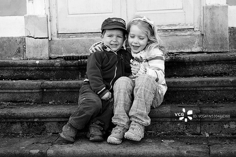 兄妹坐在门阶上图片素材