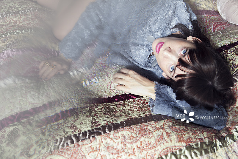 年轻女子看着相机图片素材