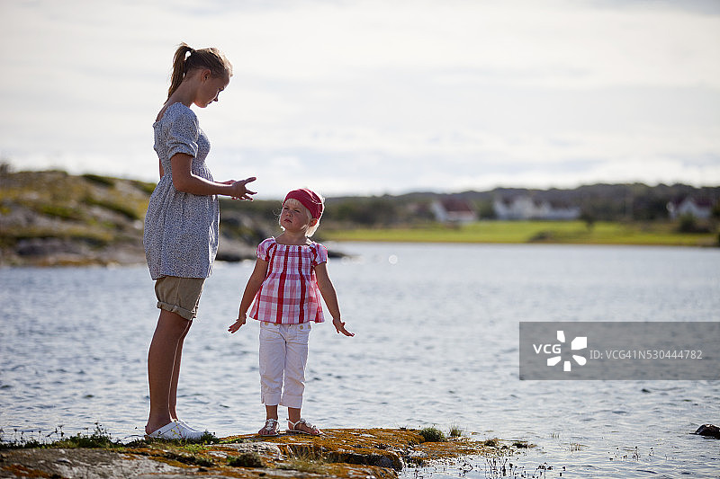 在瑞典西海岸海滩上的女孩图片素材