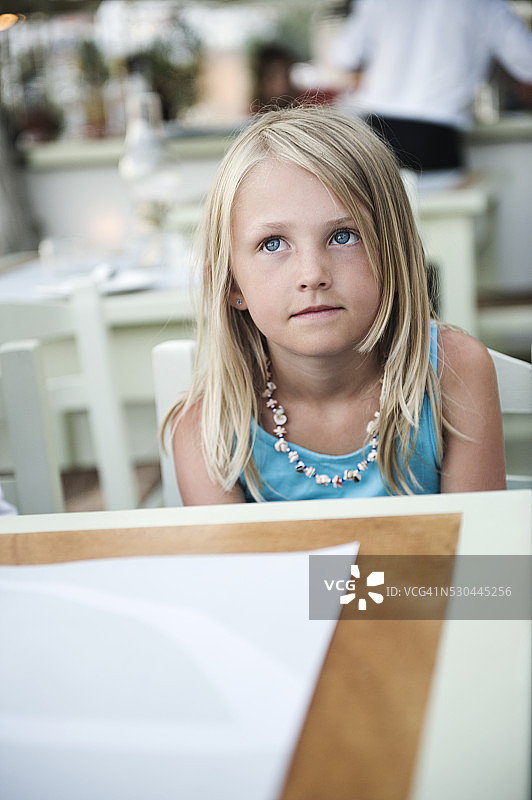 女孩看向远方图片素材