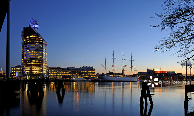 黄昏时分停泊的高大帆船图片素材