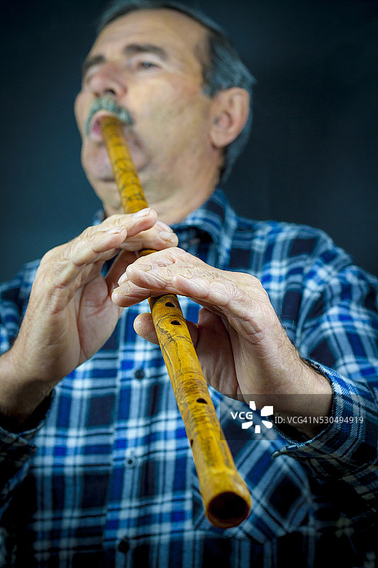 男子吹奏排箫图片素材