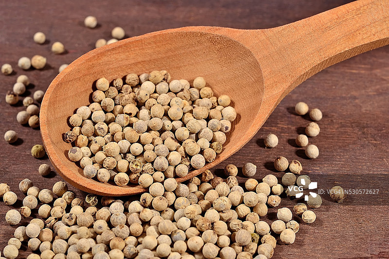 勺子里的白胡椒籽图片素材