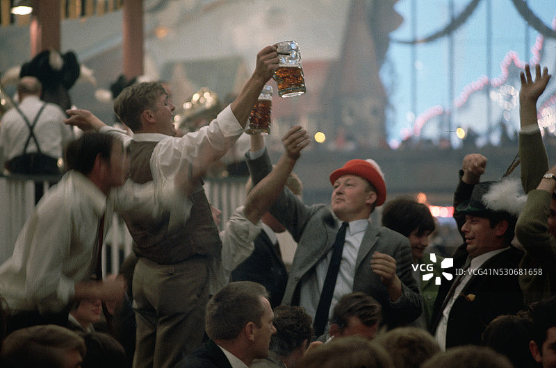 慕尼黑啤酒节上的啤酒爱好者图片素材