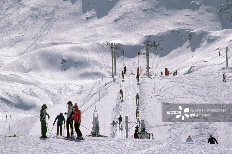 滑雪者和滑雪缆车图片素材