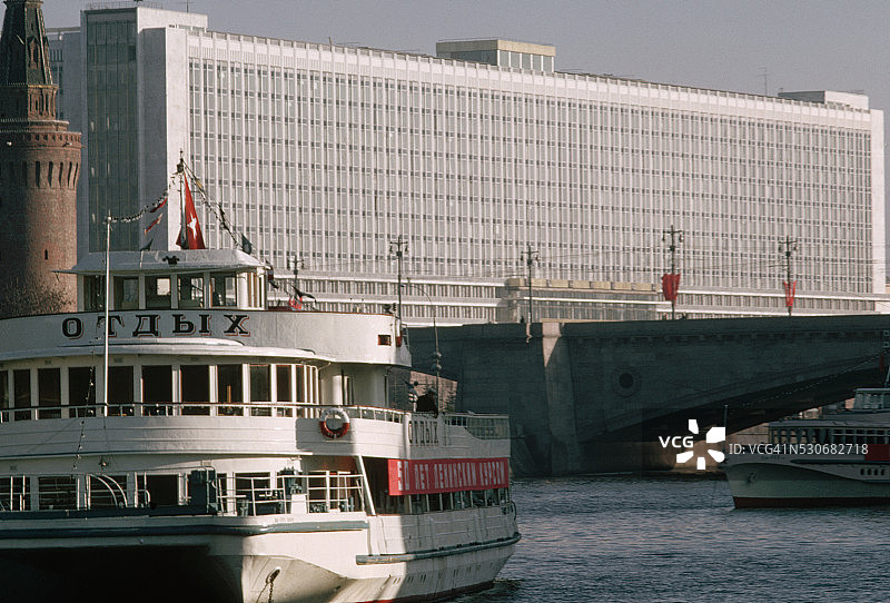莫斯科河上的罗西亚酒店图片素材