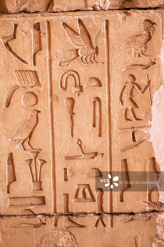 埃及方尖碑上的象形文字图片素材