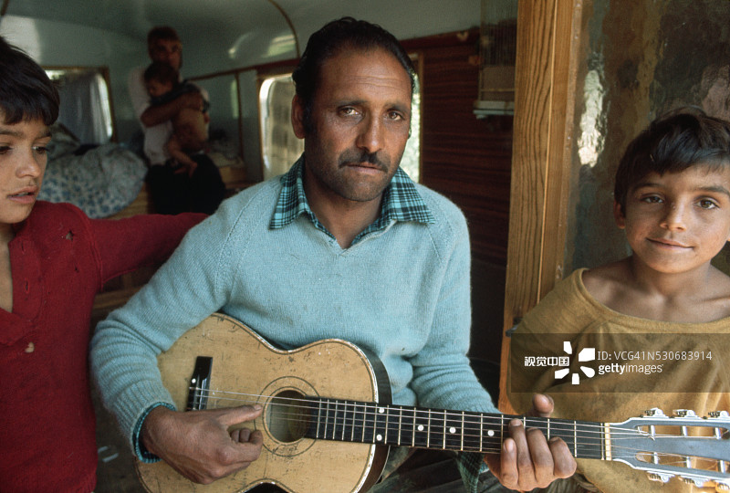 弹吉他的吉普赛父亲图片素材