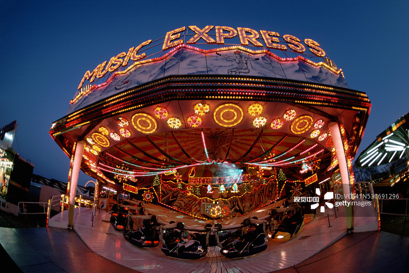 夜晚的特罗纳集市图片素材