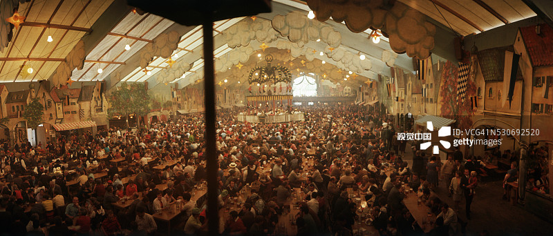 慕尼黑啤酒节期间拥挤的啤酒馆图片素材