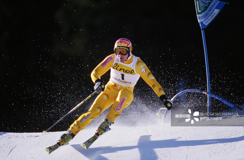 参加障碍滑雪比赛的滑雪者图片素材