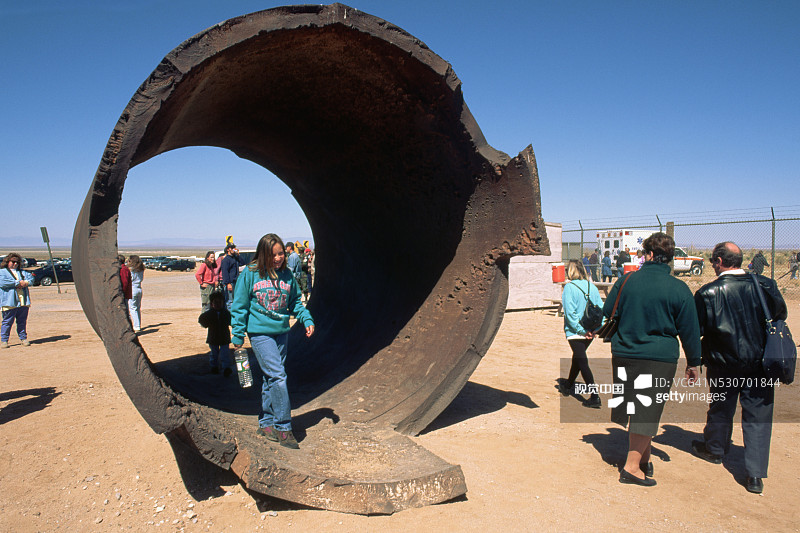 游客参观三位一体核试验场图片素材